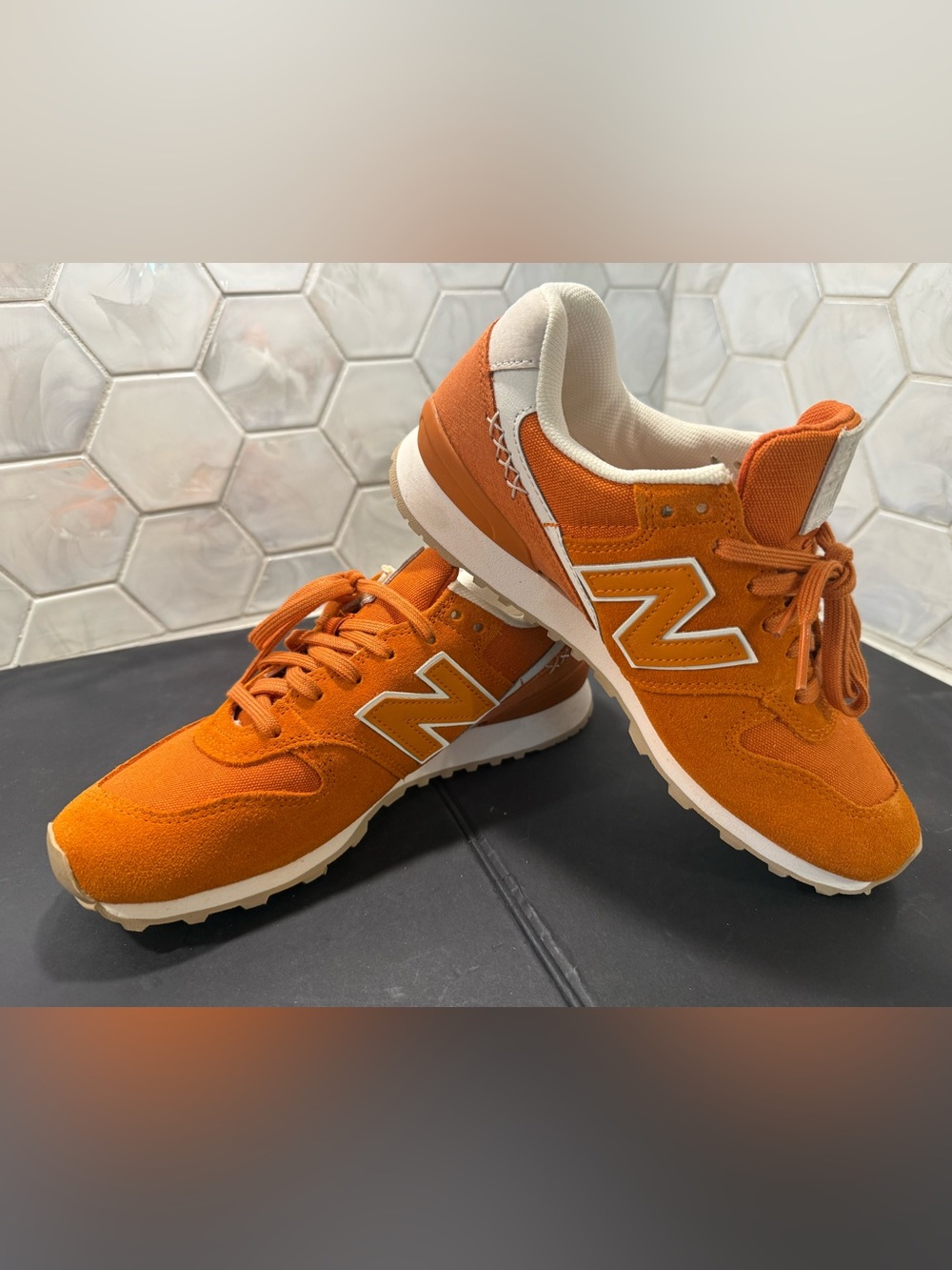 New Balance Woman’s 696 Orange Burst Suede Sz 7 NEW Iconic Retro Vibe - Picture 1 of 10